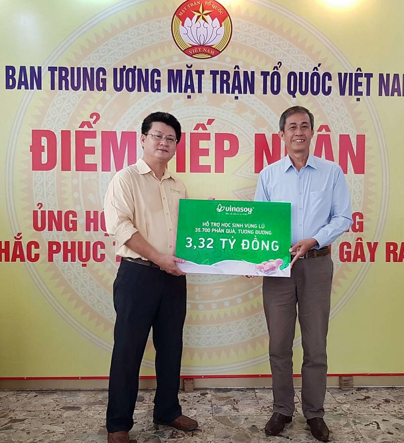 Ủy Ban Mặt Trận Tổ Quốc Việt Nam tiếp nhận 35,700 phần quà của Vinasoy