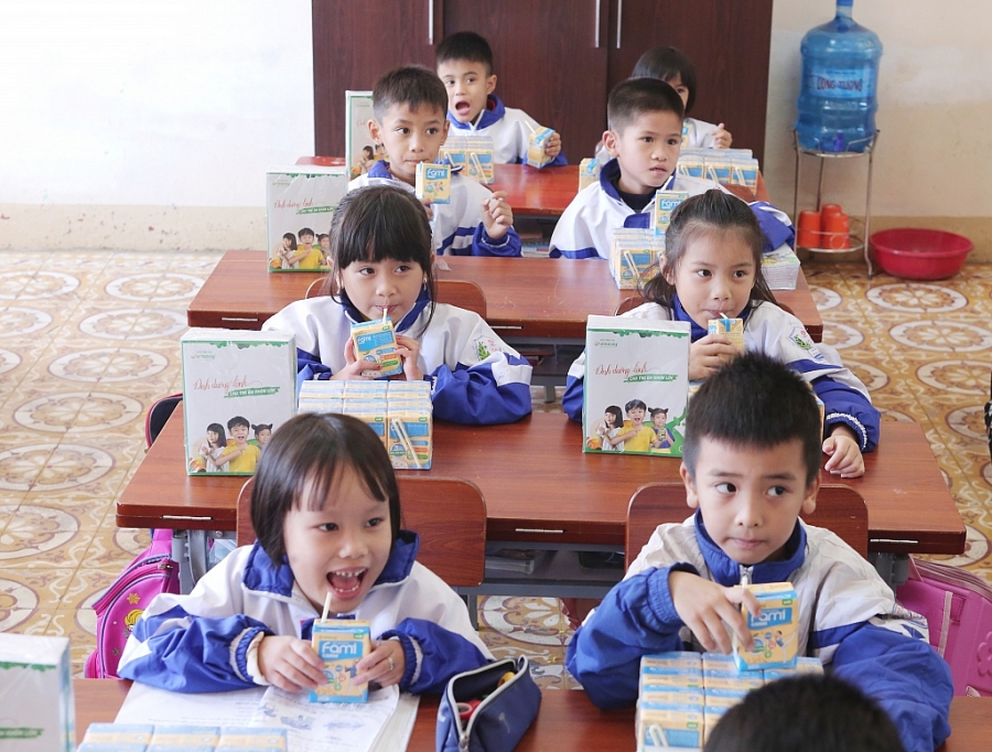 Niềm vui nhận quà của các em học sinh huyện Thạch Hà, tỉnh Hà Tĩnh