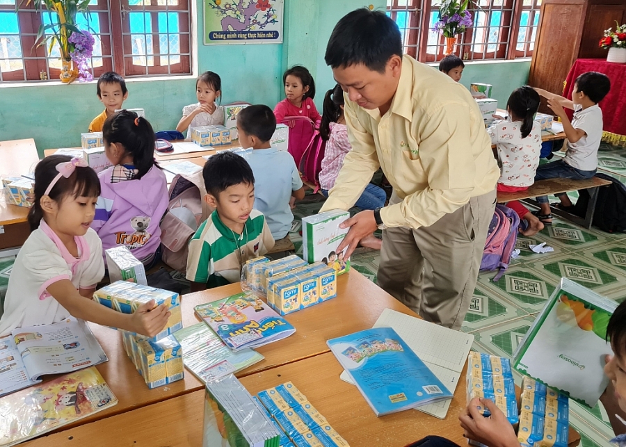 Vở và sữa được trao tặng ở Trường tiểu học thuộc huyện Tuyên Hoá, tỉnh Quảng Bình
