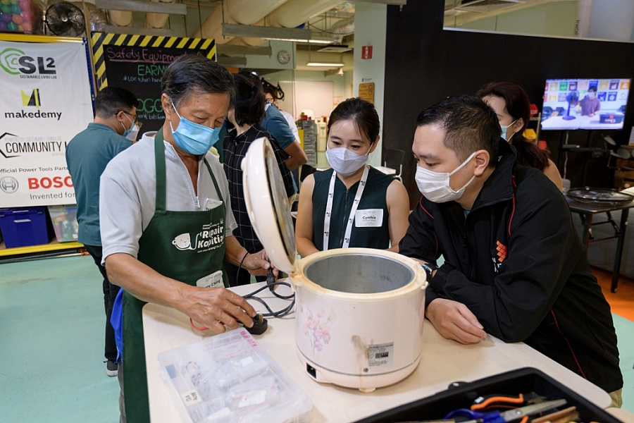 Các thanh niên tham quan Sustainable Living Lab (SL2) và khám phá hướng tiếp cận sửa chữa giúp cộng đồng đối phó với nền văn hóa thải bỏ, vì một tương lai bền vững hơn Các thanh niên tham quan Sustainable Living Lab (SL2) và khám phá hướng tiếp cận sửa chữa giúp cộng đồng đối phó với nền văn hóa thải bỏ, vì một tương lai bền vững hơn