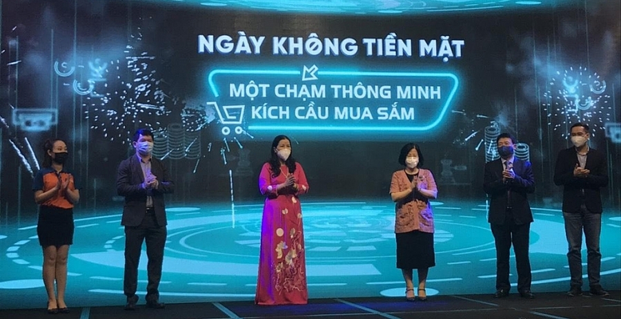 Đại diện Sở Công thương TP.Hà Nội và đại diện AEON Việt Nam cùng đại diện các doanh nghiệp tham dự kích hoạt chương trình “Ngày không dùng tiền mặt” 