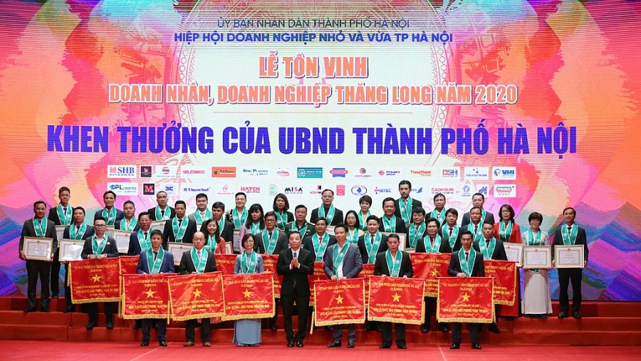 Chủ tịch UBND thành phố Hà Nội Chu Ngọc Anh trao Cờ thi đua và Bằng khen của Chủ tịch UBND thành phố Hà Nội tới đại diện các doanh nghiệp tại Lễ tôn vinh Doanh nhân, Doanh nghiệp Thăng Long 2020 (Ảnh tư liệu)