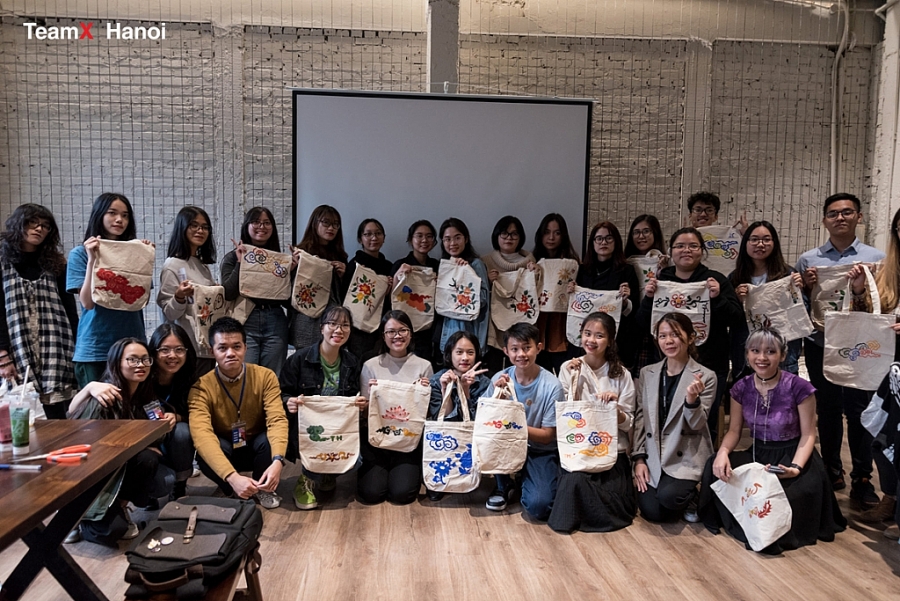 (Ảnh 6: Các bạn tham gia và sản phẩm sáng tạo của mình qua workshop “Người Việt làm Việt phục”)