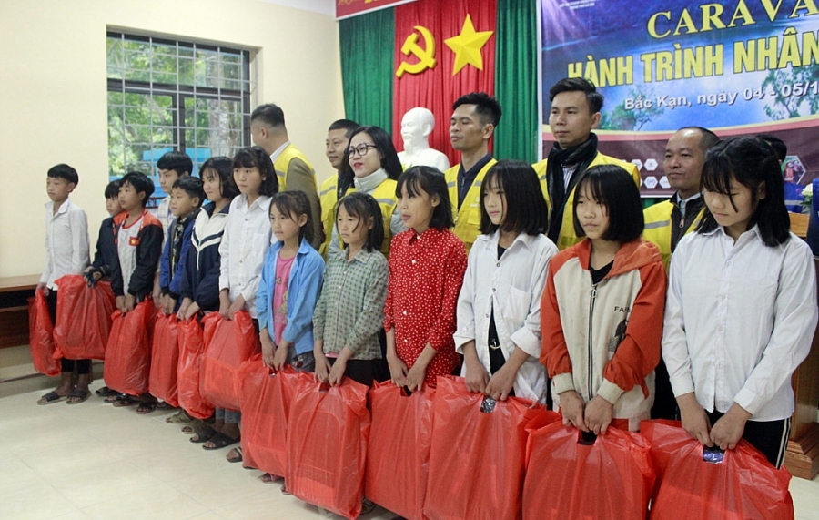 Trao quà cho học sinh có hoàn cảnh khó khăn tại Xã Nam Mẫu