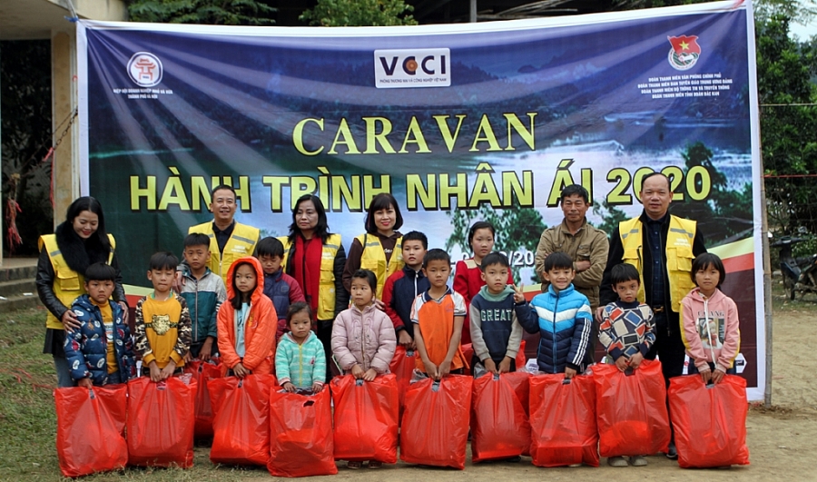 Trao quà cho 15 học sinh tiểu học khó khăn tại điểm trường Bản Lồm