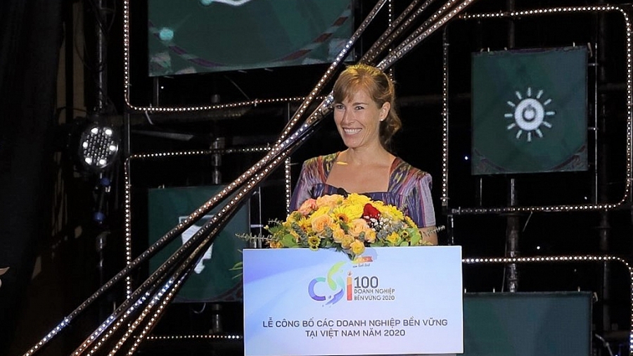 Bà Holly Bostock, Giám đốc Ngoại vụ Cấp cao, HEINEKEN Việt Nam đại diện các doanh nghiệp thành viên VBCSD chia sẻ tại Lễ trao giải