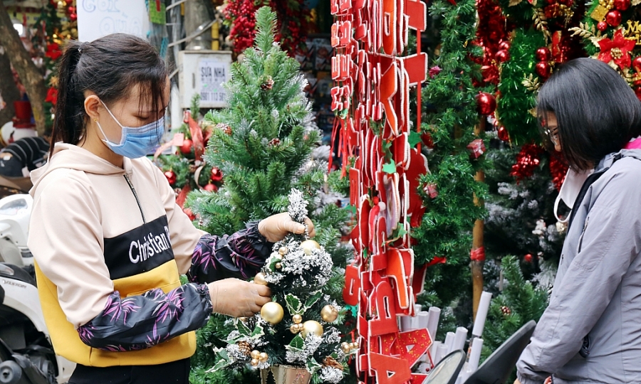 Trong khi đó, các cửa hàng kinh doanh tại phố Hàng Mã cách đây nửa tháng đã trưng bày, bán hàng loạt đồ trang trí lễ Giáng sinh