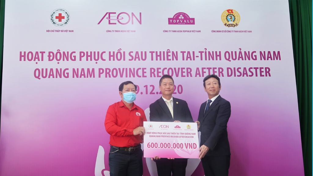 Đại diện AEON Việt Nam, AEON TOPVALU Việt Nam trao bảng tượng trưng giá trị ủng hộ cho đại diện Hội Chữ thập Đỏ Việt Nam