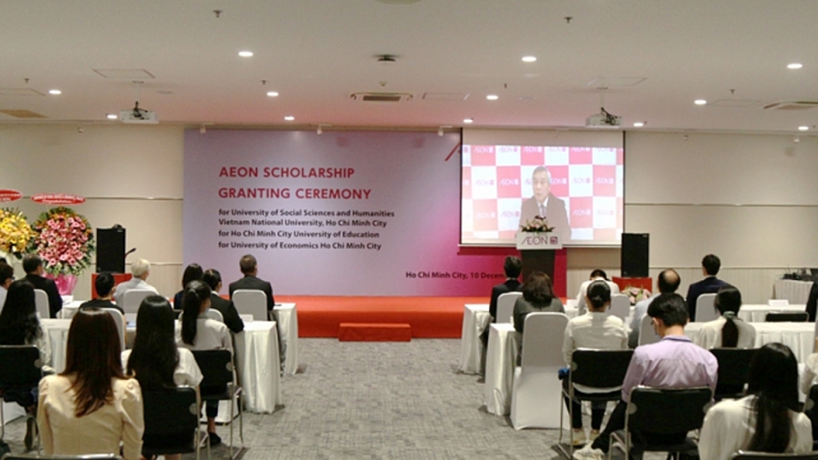 Ông Yokoo Hiroshi – Chủ tịch Quỹ AEON 1% tham gia trực tuyến và chia sẻ với sinh viên có mặt tại sự kiện