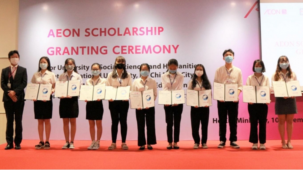 Các bạn sinh viên trường ĐH Kinh Tế TP.HCM nhận học bổng AEON 2020