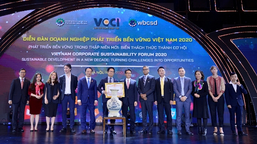 Đại diện Unilever (thứ tư từ phải sang) - Ông Đỗ Thái Vương, đồng thời là Phó Chủ tịch Ban thường trực Hội đồng Doanh nghiệp vì sự Phát triển bền vững Việt Nam (VBCSD) cùng các đơn vị đón nhận Bằng khen của Thủ tướng cho VBCSD