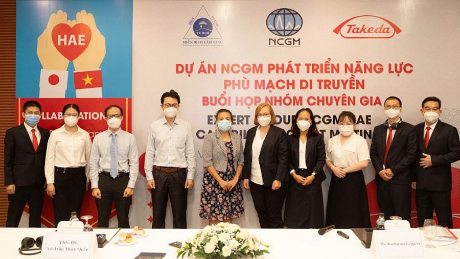 Các chuyên gia trong lĩnh vực phù mạch di truyền (HAE) tại Việt Nam tham gia buổi họp