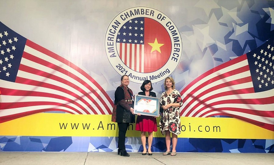 Đại diện Unilever nhận giải AmCham's 2021 CSR Recognition Award