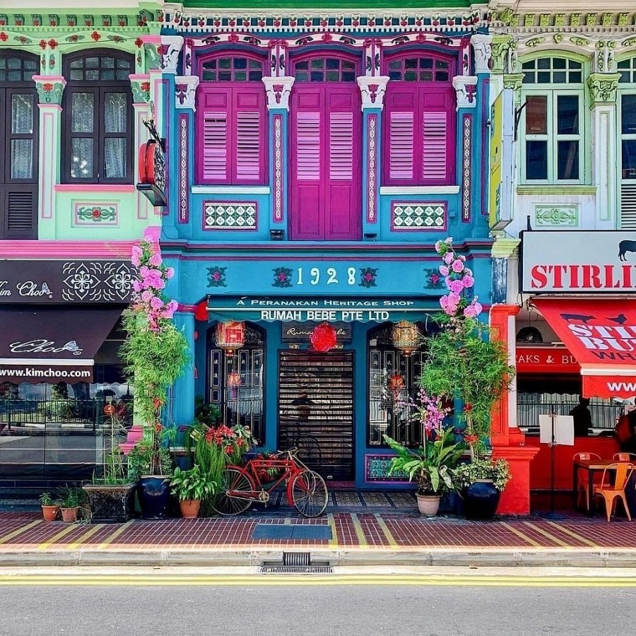 Khu Joo Chiat/Katong được xem là thiên đường của văn hóa Peranakan tại Singapore, với nhiều căn nhà shophouse (nhà ở kiêm cửa hàng), mang kiến trúc đặc trưng của văn hóa này với màu sắc rực rỡ và họa tiết trang trí tinh xảo. Ngoài hàng loạt kebayas (áo dài truyền thống với họa tiết Mã Lai và Trung Hoa), chủ tiệm còn tổ chức các hoạt động dạy cho khách về nghề thủ công của người Peranakan. Nơi đây cũng có rất nhiều quán ăn tha hồ cho bạn chọn lựa, từ món bún nước cay laksa, bánh kueh chang cùng nhiều đặc sản Peranakan khác.