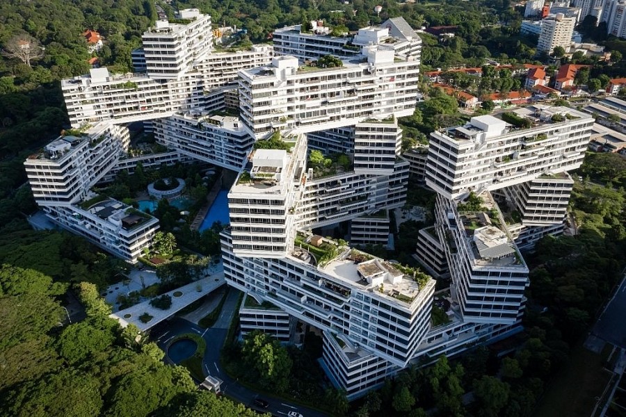 Công trình xanh The Interlace được xem là biểu tượng của kiến trúc chung cư ở Singapore. Khi dạo bước dưới những tán cây quanh khu Kent Ridge, đồi Telok Blangah và công viên Mount Faber, bạn có thể ngang qua một khu tổ hợp nhà ở mà chắc hẳn sẽ khiến bạn phải dừng bước để ngắm nhìn cho kỹ. Mỗi tòa trong số 31 tòa chung cư của The Interlace được xếp chồng lên nhau theo cách có vẻ lộn xộn, quay theo những góc khác nhau để chúng không tạo thành một đường thẳng. 