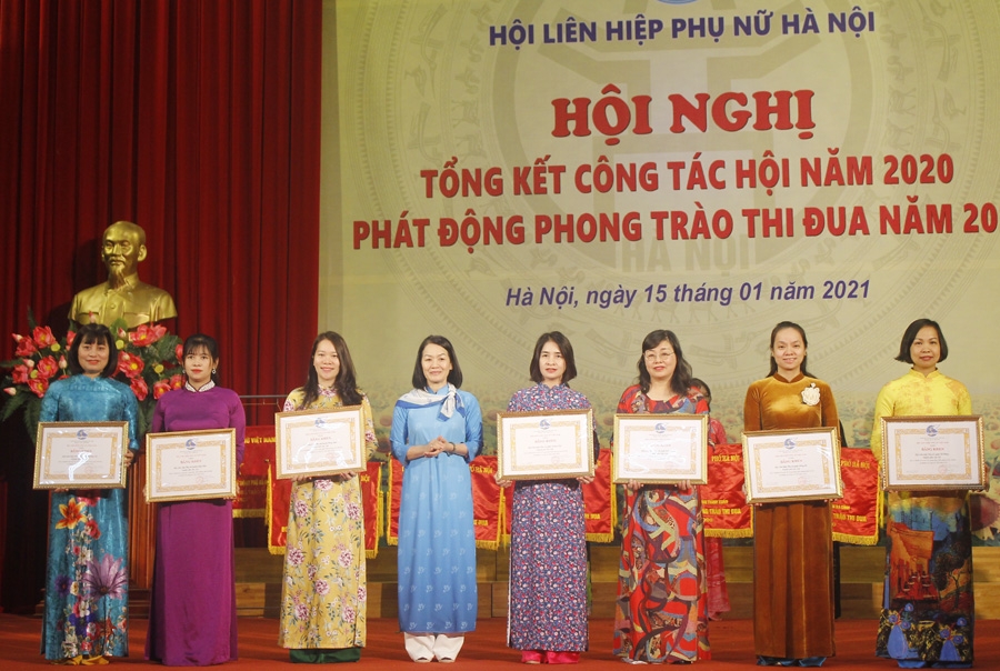 Hà Nội tổng kết công tác Hội phụ nữ, tặng quà Tết hội viên có hoàn cảnh khó khăn