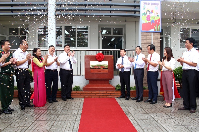 Đồng chí Nguyễn Quang Hiếu, Thành ủy viên, Bí thư Quận ủy, Chủ tịch HĐND quận dự lễ khánh thành và gắn biển công trình trường Tiểu học Mai Động