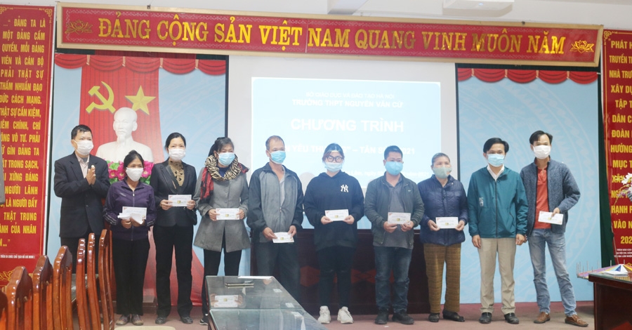 Trao “xuân yêu thương” đến với học sinh có hoàn cảnh khó khăn