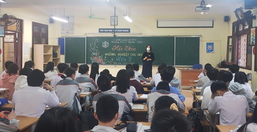 Cô Nguyễn Ngọc Anh – Hiệu trưởng nhà trường đang chia sẻ với các con học sinh.