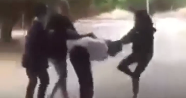 Nữ sinh lớp 8 bị 2 đối tượng nữ mặc áo đen dùng mũ bảo hiểm đánh vào đầu