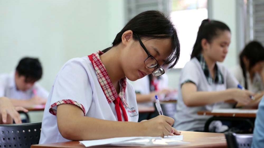 Học sinh Hà Nội bắt đầu nhận phiếu đăng ký dự tuyển vào lớp 10