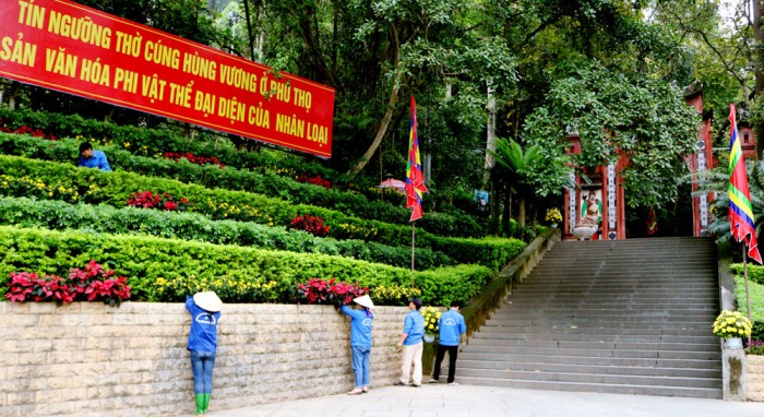 Vườn hoa, cây xanh được dọn dẹp, cắt tỉa, bảo đảm mỹ quan tại Khu Di tích lịch sử Đền Hùng