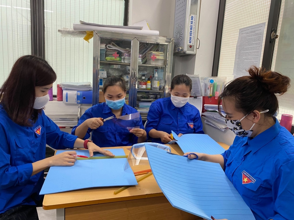 Giáo viên tiểu học làm tấm chắn giọt bắn tặng bác sĩ Bệnh viện K Tân Triều