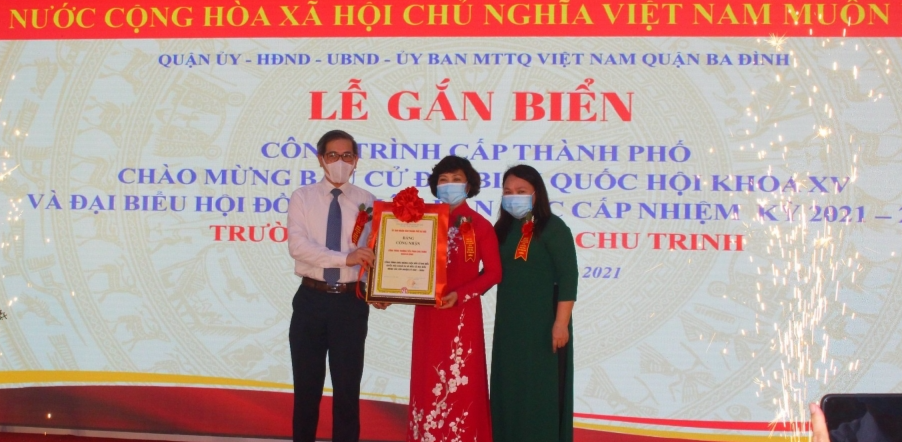 Hà Nội gắn biển công trình trường học cấp thành phố chào mừng ngày bầu cử