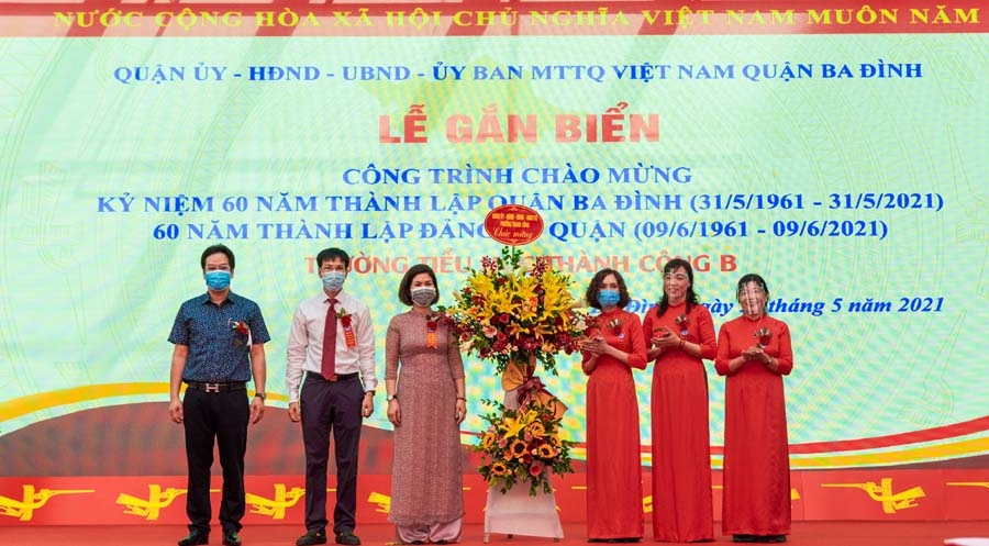 Gắn biển công trình trường học chào mừng 60 năm thành lập quận Ba Đình