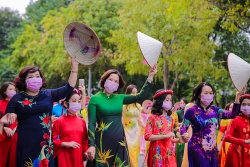 Phụ nữ Thủ đô mặc áo dài, đeo khẩu trang đi bầu cử