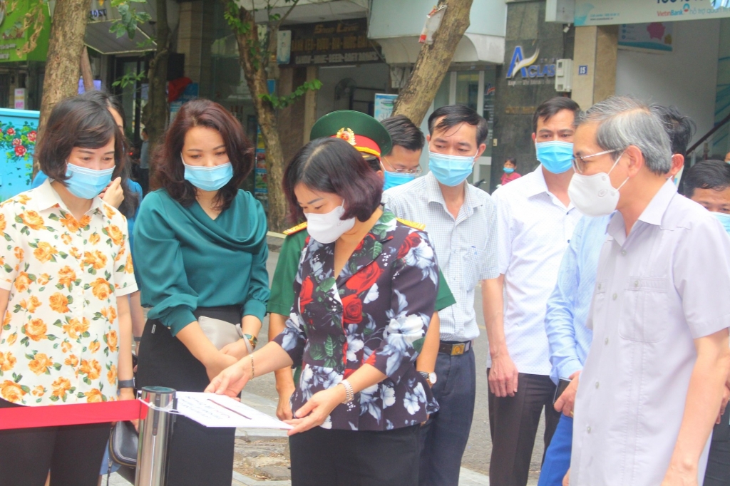 Phó Bí thư Thường trực Thành ủy Hà Nội Nguyễn Thị Tuyến; Bí thư Quận ủy Hoàng Minh Dũng Tiến, Chủ tịch UBND quận Tạ Nam Chiến kiểm tra công tác phòng dịch, chuẩn bị cho kỳ thi tuyển sinh vào lớp 10 trên địa bàn quận Ba Đình chiều 11/6.