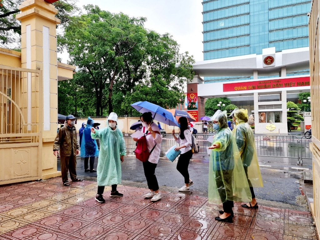 Quận Ba Đình: Xe công vụ giúp 24 thí sinh đến sai điểm thi không bị muộn giờ