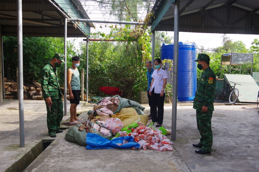 Đồn Biên phòng Trà Cổ thu giữ số lượng lớn thực phẩm không rõ nguồn gốc