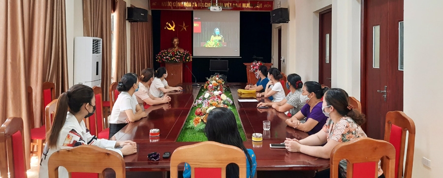 Các cán bộ, hội viên phụ nữ tại điểm cầu Hội LHPN xã Yên Mỹ, huyện Thanh Trì chăm chú theo dõi chương trình Hội nghị qua màn hình trực tuyến.