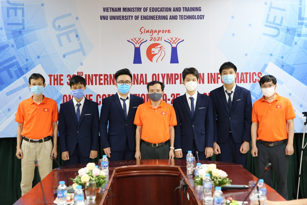 Lãnh đạo Cục Quản lý chất lượng (Bộ GD&ĐT) chụp ảnh cùng đội tuyển.