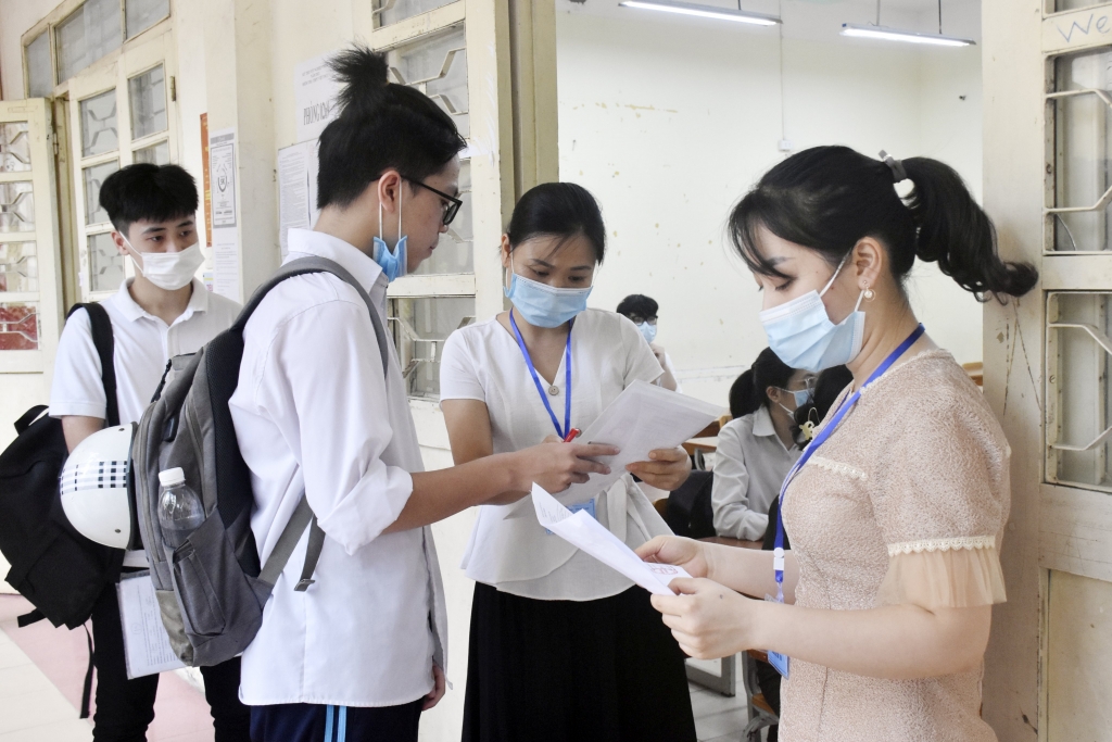 Ngày thi thứ hai, thí sinh làm bài tổ hợp và Ngoại ngữ