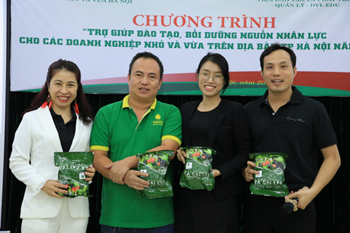 Anh Phan Trung Kiên ( thứ 2 từ trái sang) cùng các cộng sự bên sản phẩm cà gai leo của mình (ảnh tư liệu)