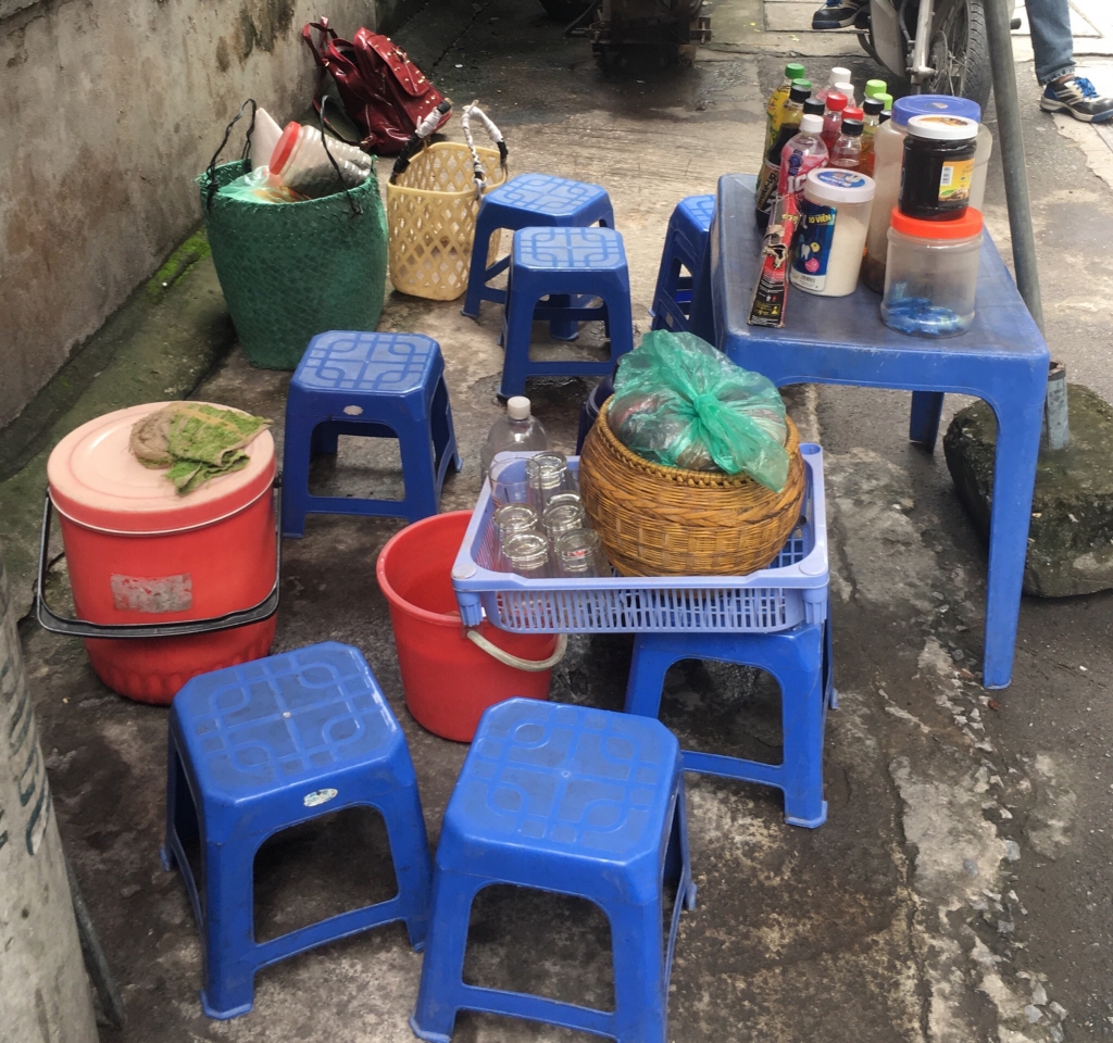 Các hàng trà đá với giá rẻ mà có thể ngồi hàng giờ, vốn là địa điểm ưa thích của sinh viên, nay không một bóng người. 5300 z2036353197531 a70acc87022bfaa17539dab49c9964f4