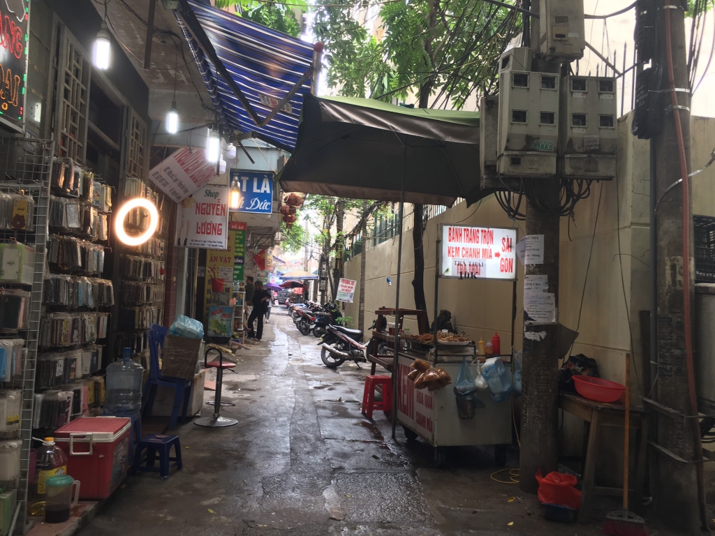 Những chiếc xe đẩy bán xiên mà trước đây chỉ sau giờ tan học là được học sinh, sinh viên bu kín vòng trong vòng ngoài nay cũng ế ẩm. 5331 z2036426010164 e31715400bc56c6ac5ae6994f6a79efe