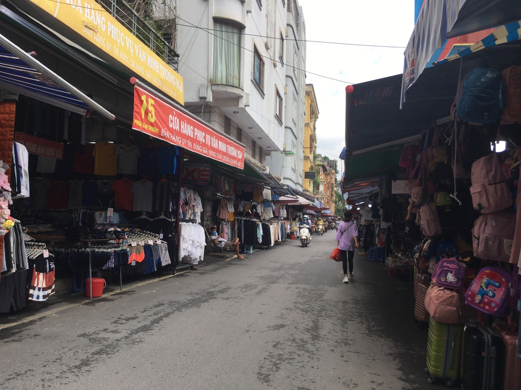 Không chỉ các hàng ăn, các hàng “mặc” cũng đìu hiu không kém. 5512 z2036353071800 7c7b43d7c90cdc866c9dda7df11dc40f