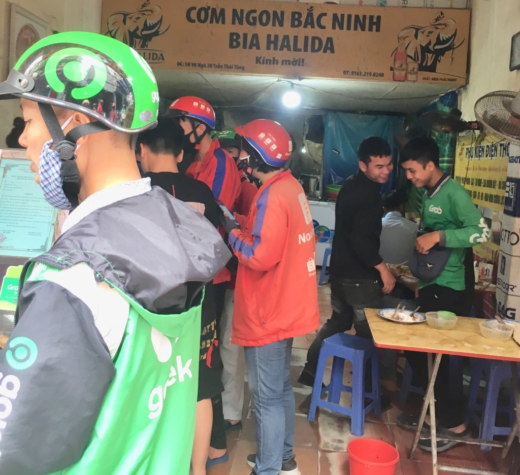 Các hàng quán không còn đông khách mà đông “shipper”. 5750 z2036353071059 28a968102633d0847a8b8eaa09a8e173