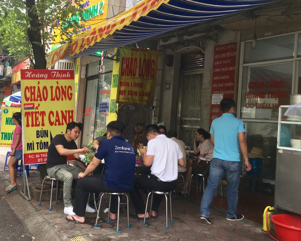 Tuy nhiên, một số quán ăn vẫn đông đúc “như chưa hề có lệnh giãn cách”, các quy định về khoảng cách tối thiểu hay đeo khẩu trang khi tiếp xúc dường như không tồn tại. 5833 z2036353071300 bb7c2269d56e2e0894688f14c402fc8c