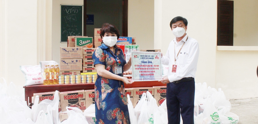 Ấm lòng với món quà nghĩa tình hỗ trợ sinh viên trường báo