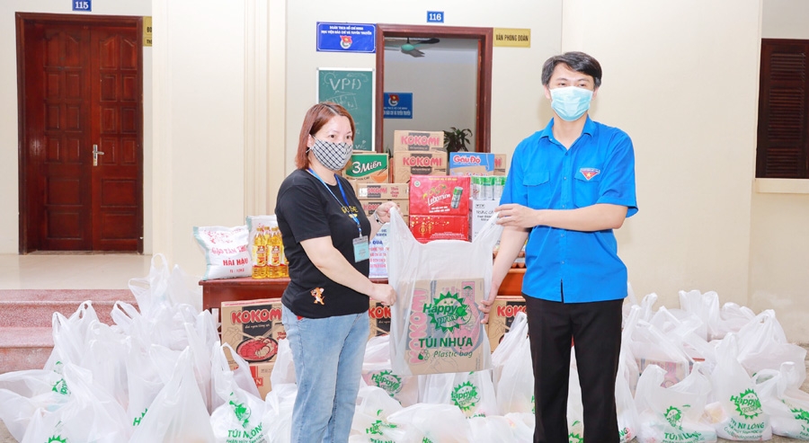 Ấm lòng với món quà nghĩa tình hỗ trợ sinh viên trường báo
