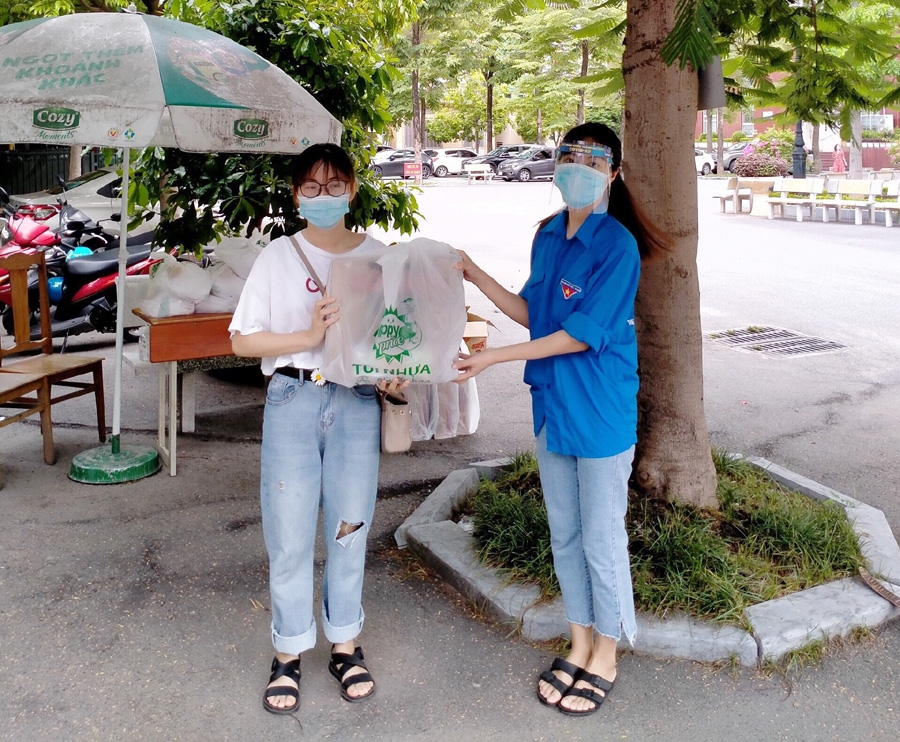 Ấm lòng với món quà nghĩa tình hỗ trợ sinh viên trường báo
