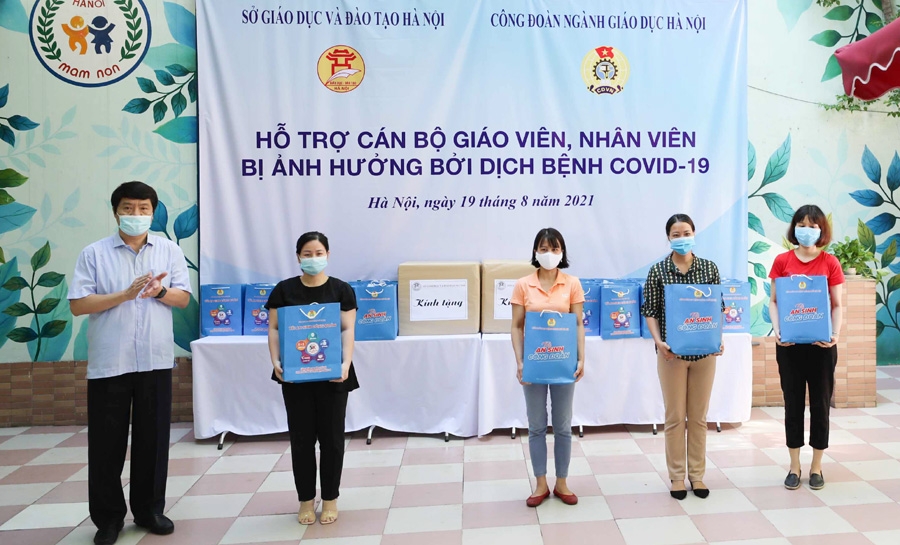 “Chuyến xe yêu thương” đến với cán bộ, giáo viên khó khăn do ảnh hưởng của dịch Covid-19