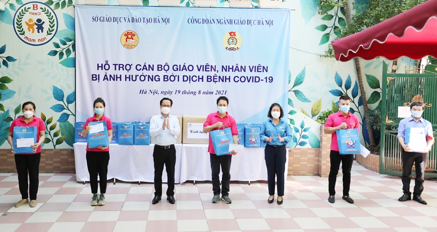 “Chuyến xe yêu thương” đến với cán bộ, giáo viên khó khăn do ảnh hưởng của dịch Covid-19