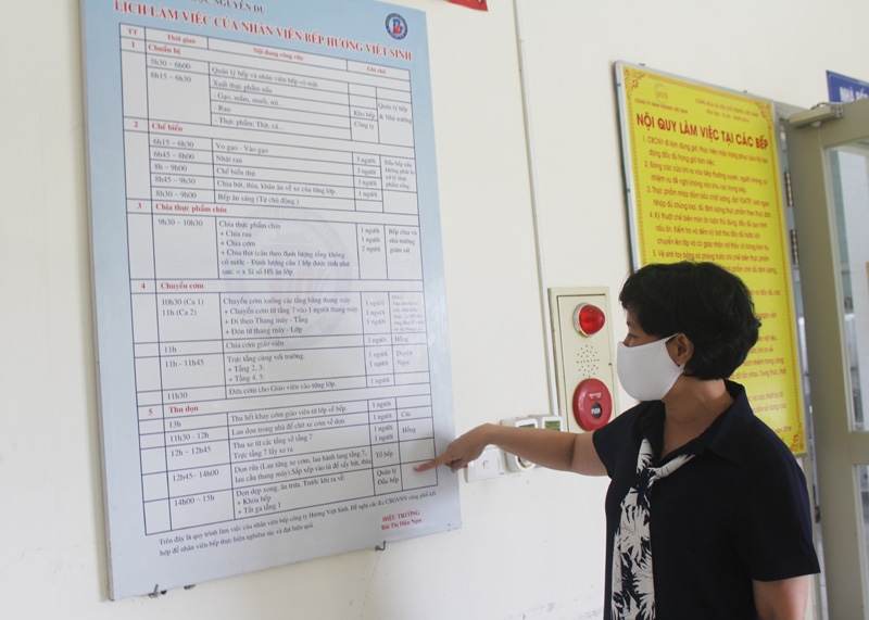 Học trò lớp 1 hào hứng với bữa ăn bán trú như thế nào?