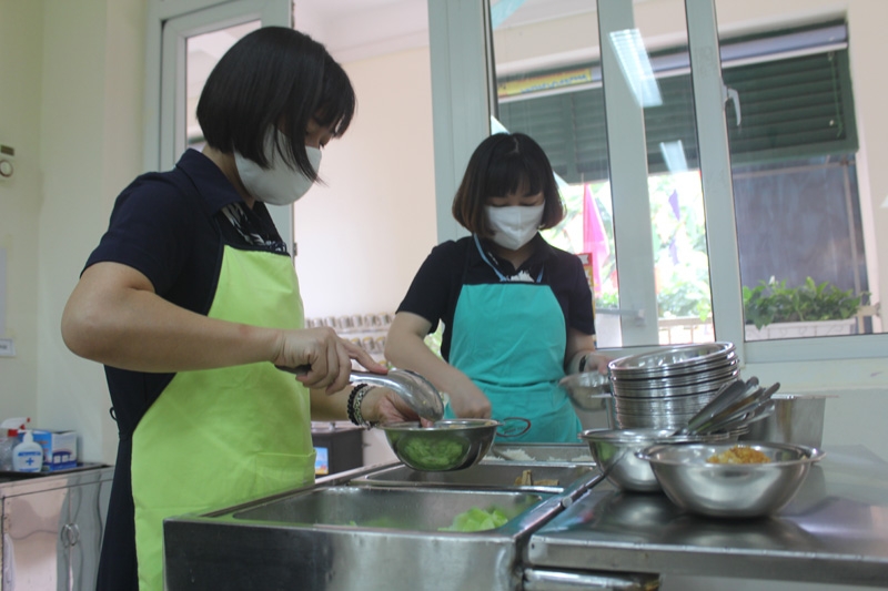 Học trò lớp 1 hào hứng với bữa ăn bán trú như thế nào?