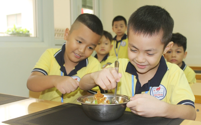 Học trò lớp 1 hào hứng với bữa ăn bán trú như thế nào?